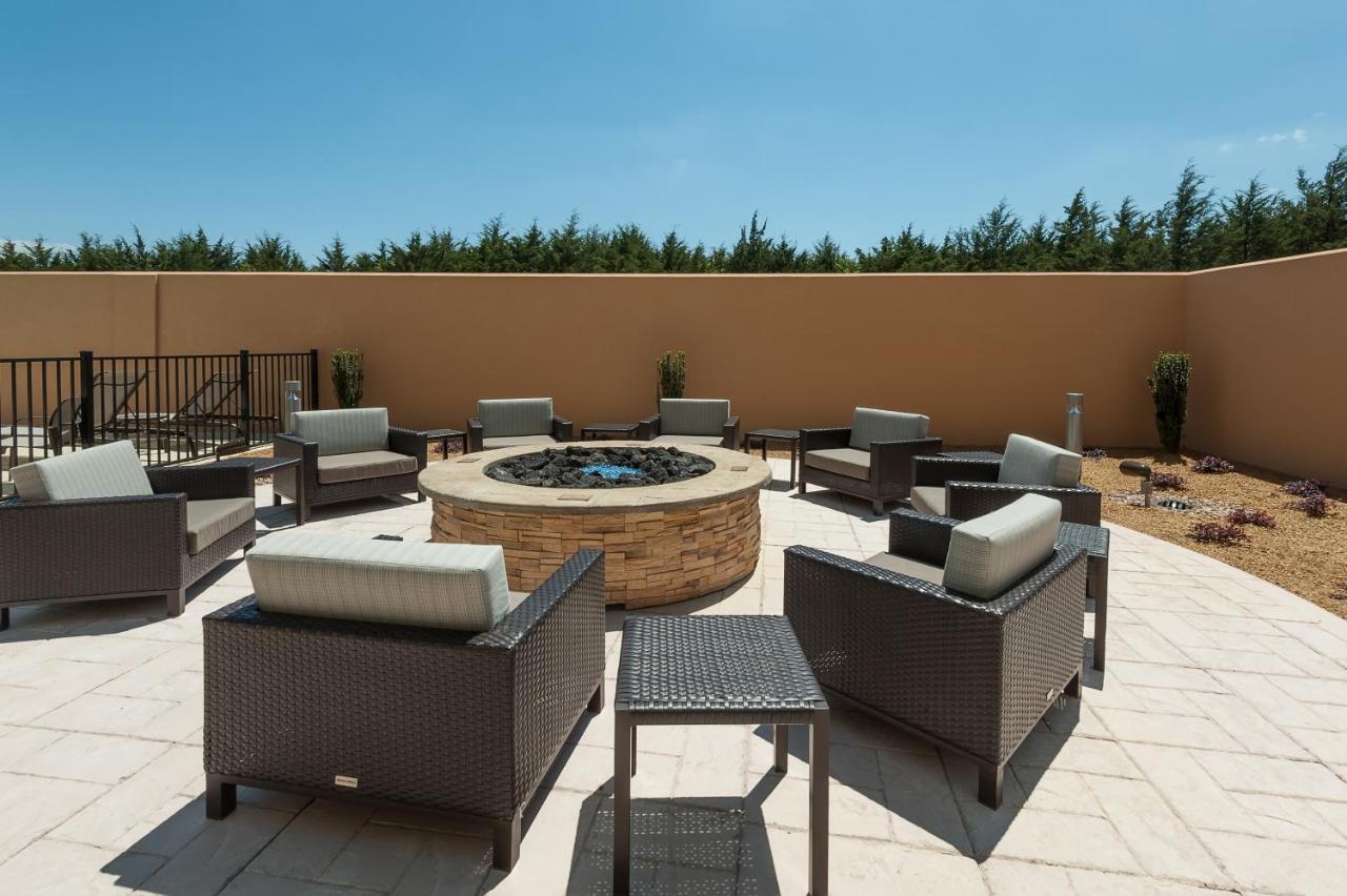 Courtyard By Marriott Ardmore Exterior photo